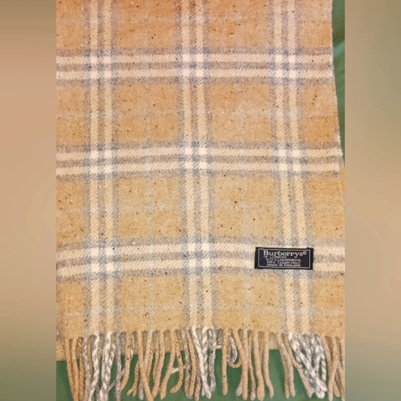 New 100% LambsWool, Grey and Beige Authentic Burberry Scarf - Picture 3 of 3